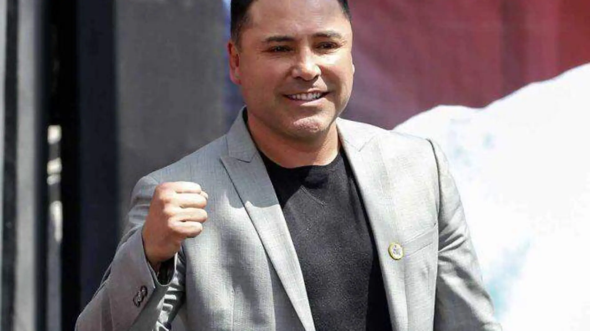 hospitaliza a oscar de la hoya por covid 19